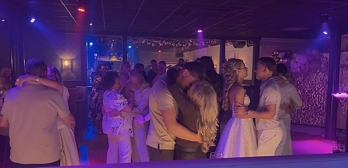 Bruidspaar op de dansvloer tijdens de bruiloft