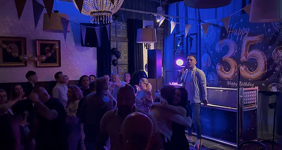 Ferry met de microfoon op een verjaardagsfeest